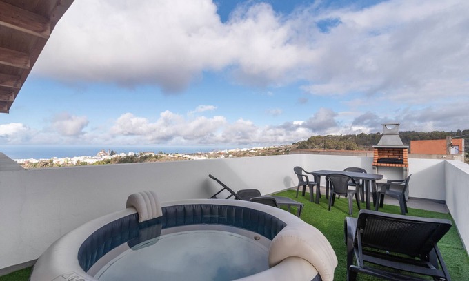 Santa Maria de Guia de Gran Canaria House | Vacation Home 'Vv El Mirador' with Sea View, Wi-Fi and Air Conditioning