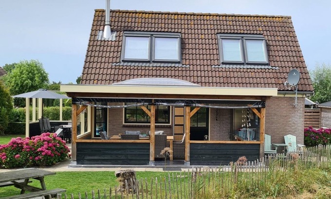 Oudeslius House | Vacation house, for small groups near Schagen and Callantsoog, ideal for peace, space and nature. Enjoy a good kitchen, luxury bedrooms with private bathrooms, and a cozy canopy. Perfect for families, friends or couples. Dogs welcome, nice hiking and