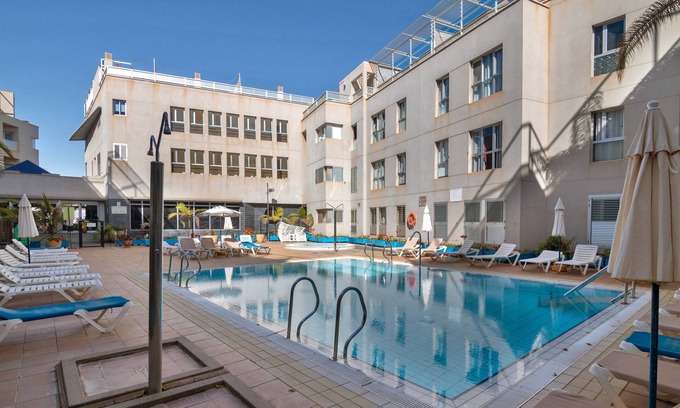Sardina Apartment | Vacation 'S Q Playa De Sardina' with Mountain View, Shared Pool and Wi-Fi