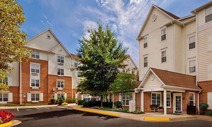 Falls Church Hotel | Vacation Time in Your Home Away From Home! Close to Airport and Attractions!