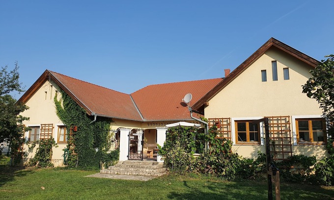 Locs Cottage | Vacation with dog/hunting/golfing/spa vacation