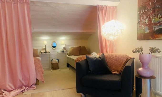 Knivsta Apartment | Vacker lounge med flera rum, och kök uthyres på Rickebasta Islandshästar