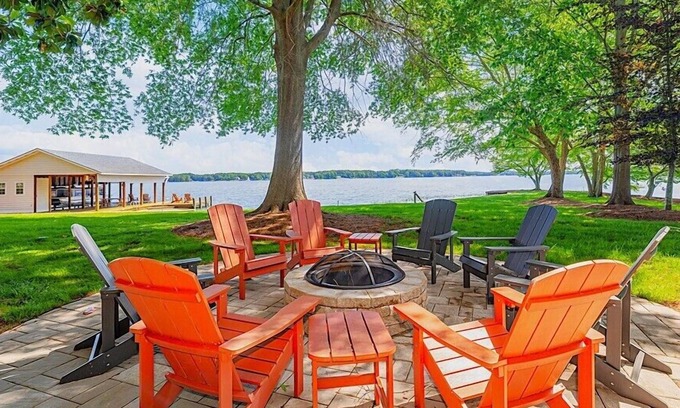 Littleton House | Vagabonds House | Stunning Views | 10-12 ft. Water Depth