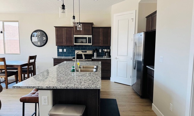 Mesquite House | Val Vista Hideaway |12 minutes to Sports Complex + $500 in complimentary activities!