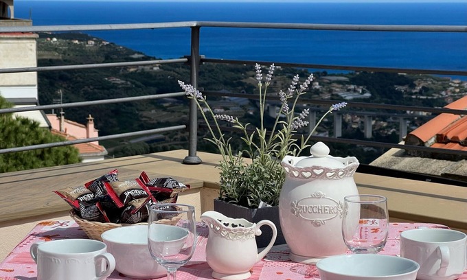 Lingueglietta Apartment | Valery House Between Hills and Sea