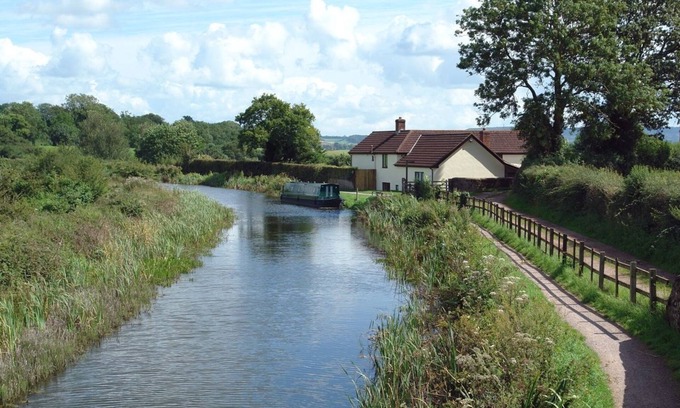 Tiverton Cottage | VALLEY HOUSE, family friendly, with a garden in Tiverton
