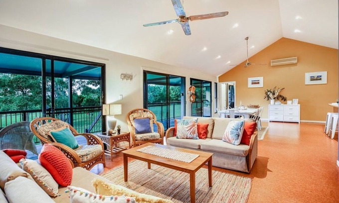 Mowbray House | Valley Views Lodge- Country home in Port Douglas