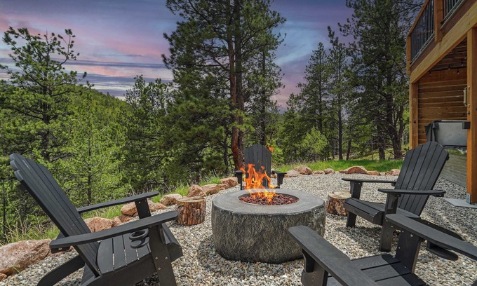 Rainbow Valley Cabin | Valley Vista Lodge! Hot Tub, Fire-pit w Mtn Views!