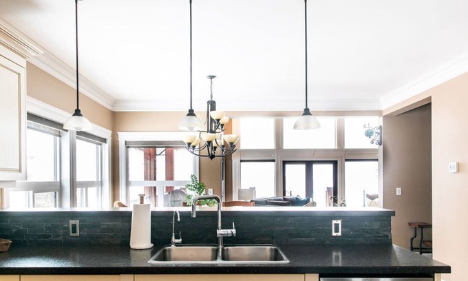 British Columbia Interior House | Valleyview Heights Luxury Suite