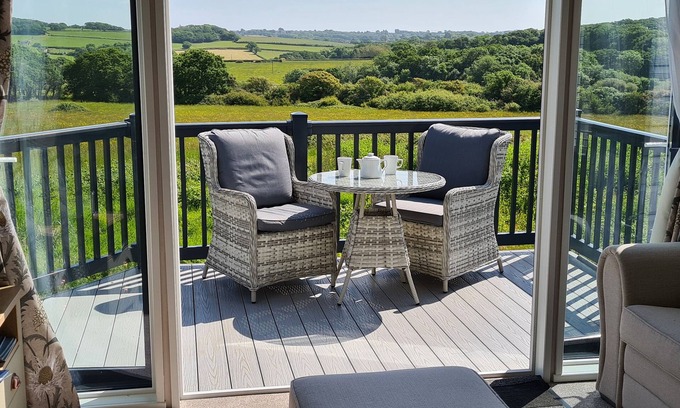 Cowes Cottage | VENDEE LODGE, pet friendly, with a garden in Cowes