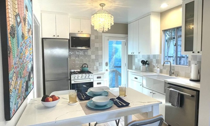 Venice House | Venice Beach Gated Tropical Oasisn