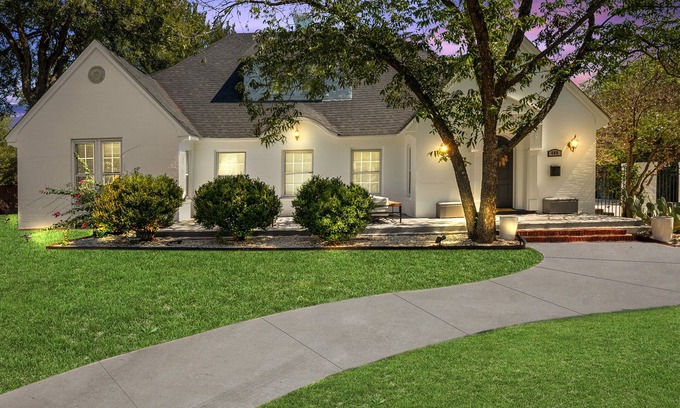 Belton Cottage | Venue 1925 - In The Heart Of Belton, Texas.