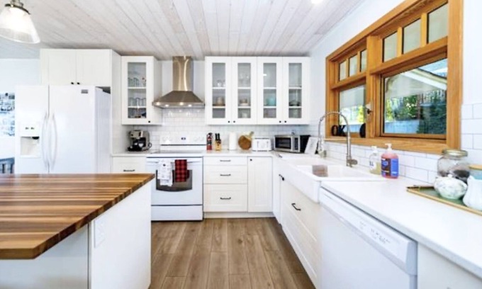 Vernon House | VERNON,BEAUTIFUL LAKE VIEWS 3Bdrm,11/2Bath, Sleeps 8, 200 steps to Okanogan Lake
