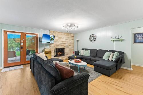 University Hills House | Very Cozy Home On a Creek - Sleeps 8