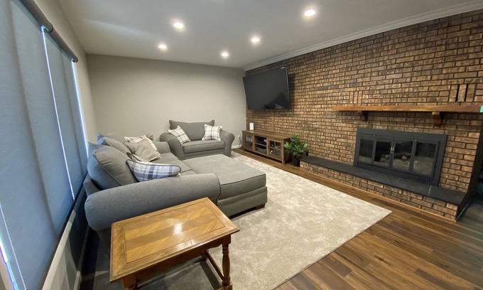 Mishawaka House | Very Nice 3 Bed 2 Bath Home with HOT TUB, near ND!