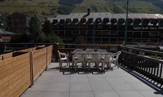 Les Deux Alpes Apartment | Very nice modern apartment, center, ski departure 150m, 10 pers.