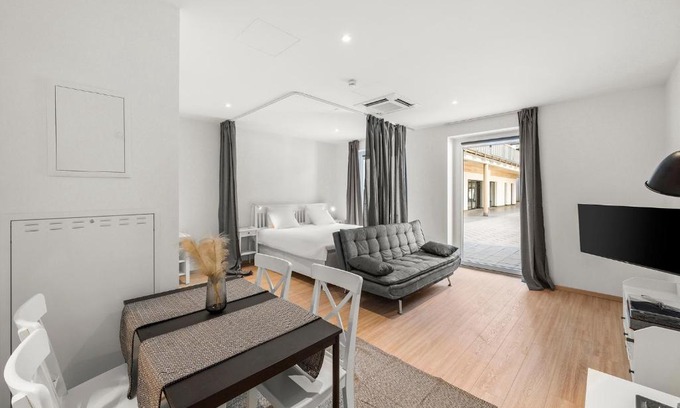 Althangrund Apartment | VibeStudio 404 - Central - AC - Licensed - Parking Nearby