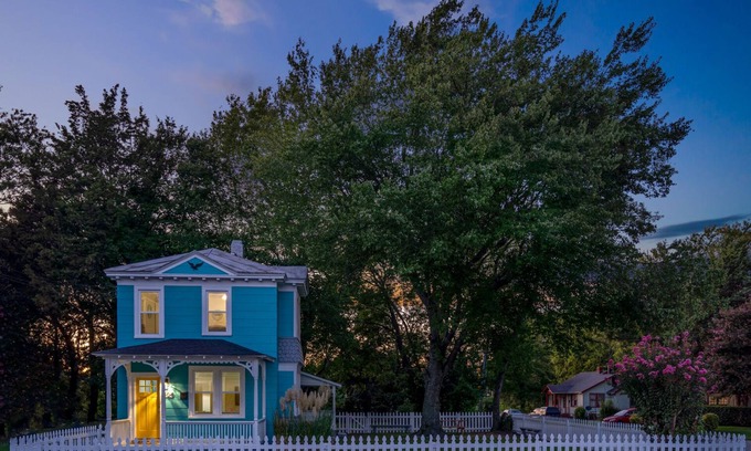 Hampton House | Vibrant, Historical Escape in Phoebus!
