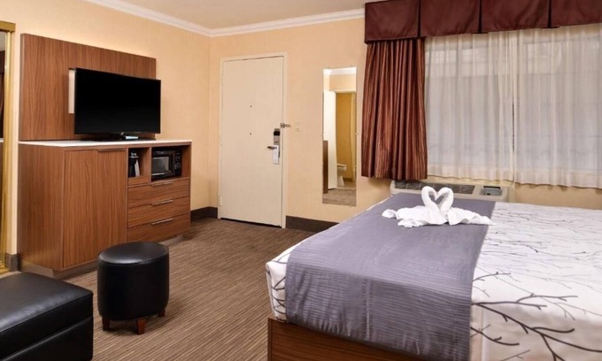 Hollywood Hotel | Vibrant Hollywood Room w/Ease of Access to Local Sights & Trails