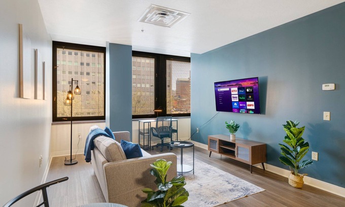 Pittsburgh Apartment | Vibrant Luxury | PRIME LOCATION | 24/7 Gym Terrace Roku WiFi