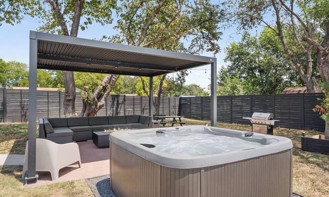 Austin House | Vibrant Modern 4BR W/Hot tub, Putting Green, B-Ball Court Mins To DT & Rainey