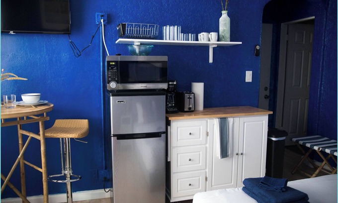 Rampart Village Apartment | Vibrant Stylish DTLA Studio for 2!
