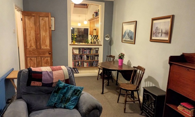 Swindon House | Victorian house in quiet street for 2 - 8. Garage, garden, great touring centre.