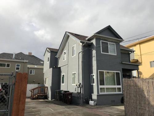 Oakland House | Victorian Oasis: Charm & Convenience Near Lake Merritt