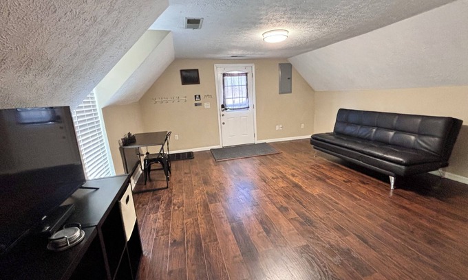 New Pekin Apartment | Victorian Upstairs Apartment with fast WiFi & Desk