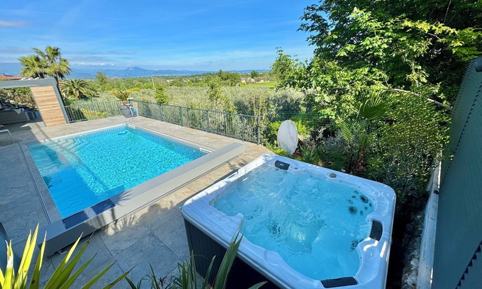 Padenghe sul Garda Villa | VICTORY GARDA RELAIS 3-bedroom villa in fabulous Soiano with pool, Jacuzzi, WiFi