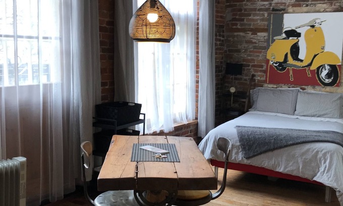 Lower Town Condo | Vieux-Port Loft industriel