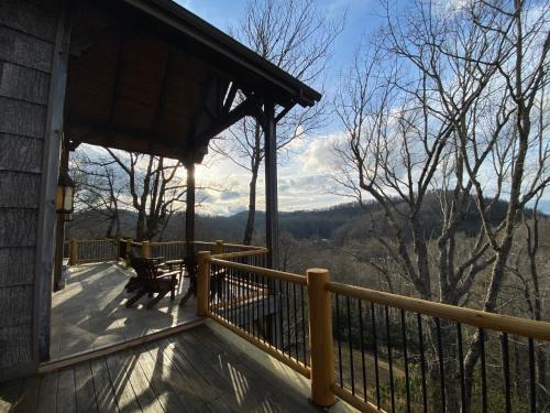 Boone House | VIEWS - EVCharger, 2 Primary Suites, Stocked Ktchn