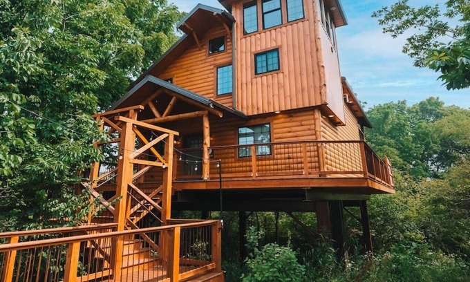 Millersburg Cabin | VIEWS! Luxury Treehouse with Hot Tub - Sleeps 6
