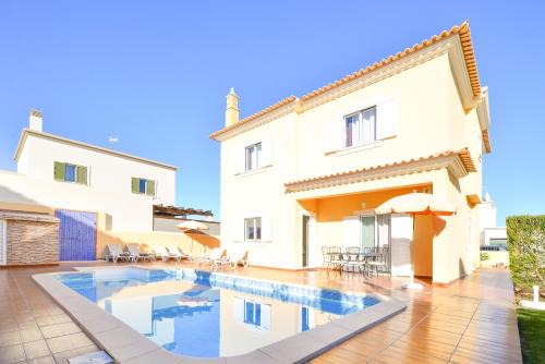 Monte Raposo Villa | Vila Alcantarilha by MTPhomes