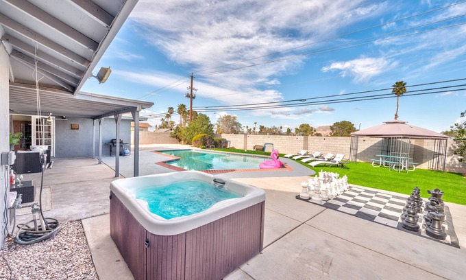 Paradise House | Vila Royal- 5BD, Pool, Jacuzzi, Bar, N/ Strip
