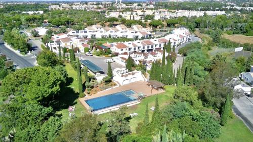 Aldeia do Golfe Villa | Vilamoura Club Villa 2 With Pool by Homing