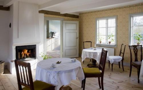 Hagstad Bed & Breakfast | Vildrosor & Höns