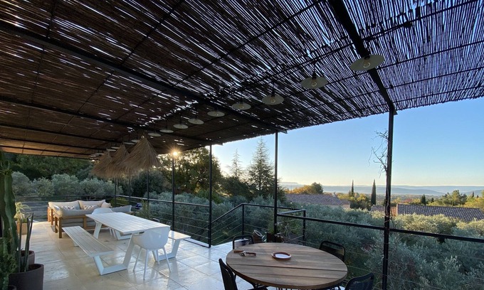 Cucuron Villa | Villa 10 minutes walk from the village, beautiful view, heated pool