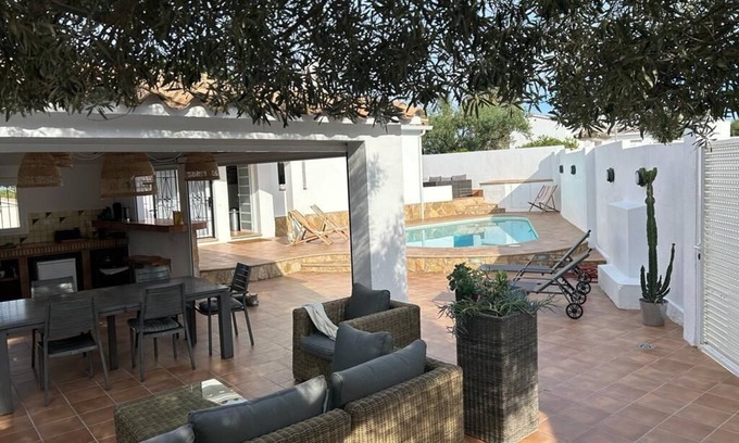 L'Escala House | Villa 12 p. : Private pool, outdoor kitchen, parking 1500 m from the beach!