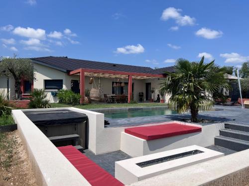 Ambronay Villa | Villa 5 chambres avec piscine, jacuzzi, terrain.