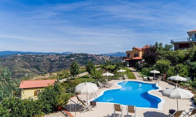 Laureana Cilento House | Villa Albatros B: A characteristic and welcoming independent house surrounded by the greenery, with Free WI-FI.