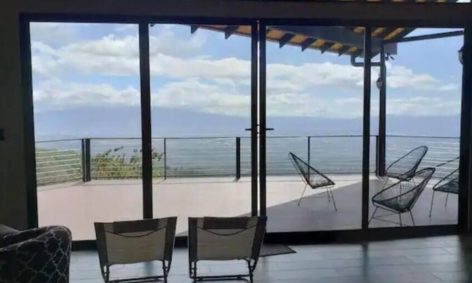 Bouvet Island Cabin | Villa Amalia: cozy mountain cabin with view to valley and city lights