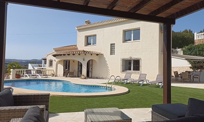 Paichi Villa | Villa Amanda, 1.5 km from the beach, sleeps 10, swimming pool, A.A., internet