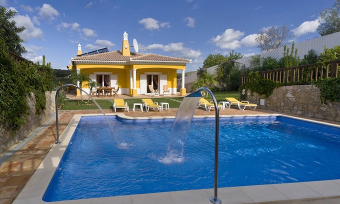 Pata de Cima Villa | Villa Amarela is a beautiful, spacious villa with private pool