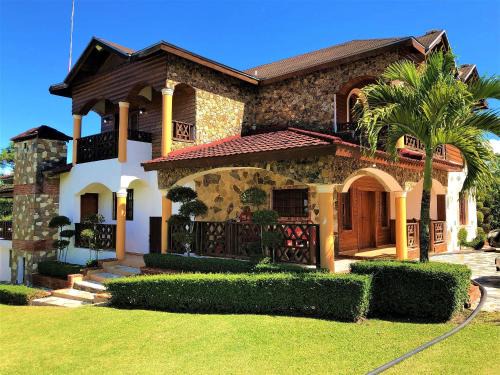 La Vega Province House | Villa Amila By Hospedify Hermosa Villa para 20 personas y a 4 minutos del Río de Jarabacoa