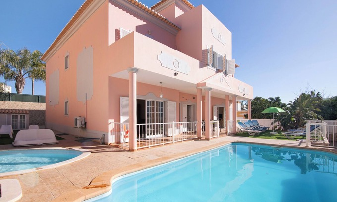 Montechoro Villa | Villa 'Andorinhas' with Private Pool, Wi-Fi and Air Conditioning