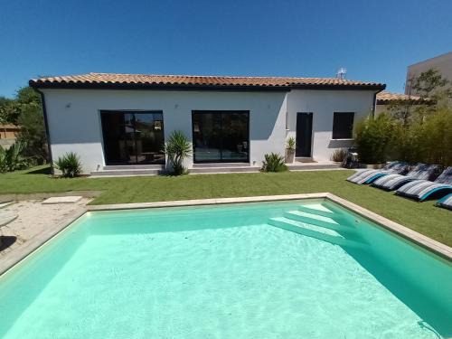 Saint-Laurent-d'Aigouze Villa | Villa au cœur de la Camargue avec Piscine Privative