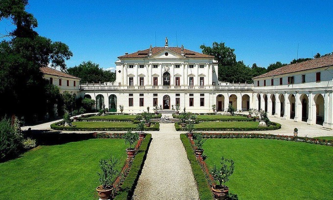 Levada House | Villa Barchessa: An elegant two-story apartment that is part of an historic villa surrounded by wonderful gardens, with Free WI-FI.