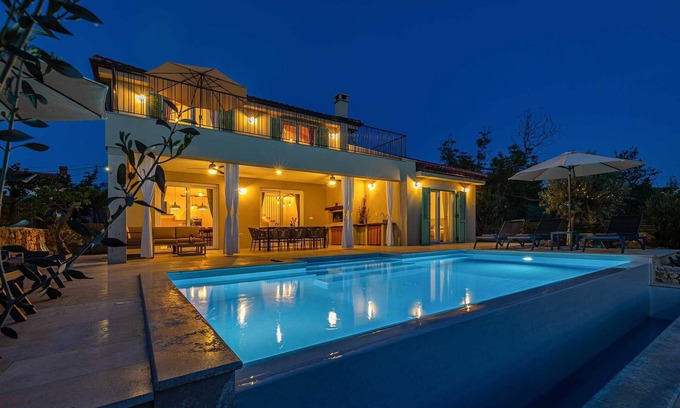 Klimno Villa | Villa BEACHFRONT with heated pool