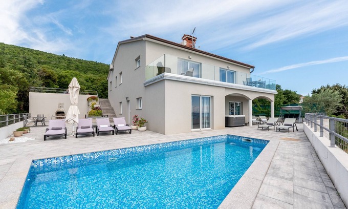 Brovinje Villa | Villa Bella Vista for 8 people with sea view, heated pool & wellness - only 1,5 km from beach